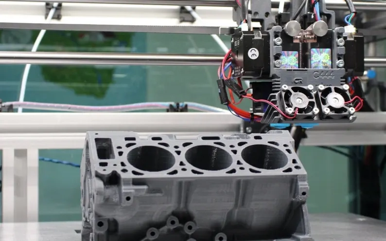 Pièce en cours d’impression 3D (PLA)